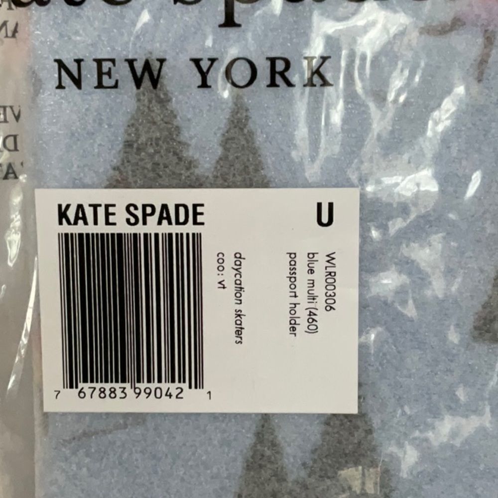 KATE SPADE NWT PASSPORT HOLDER DAYCATION SKATERS WITH CHRISTMAS TREES - Picture 7 of 10